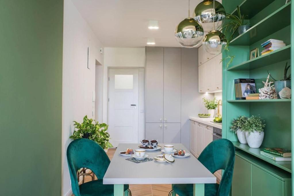 Verdant Oasis - Old Town Studio - By Upstairs Cracóvia Exterior foto